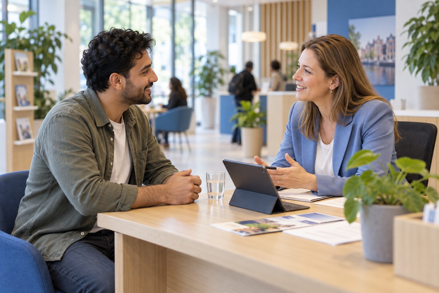 Illustratie van een bezoeker in gesprek met een medewerker aan een informatieloket